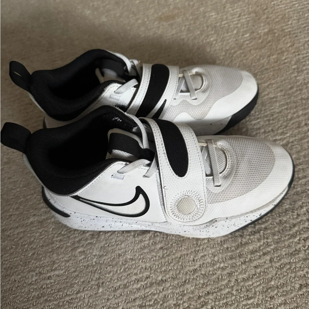 Nike Team Hustle Kids Youth Size 6Y Basketball Shoes EUC